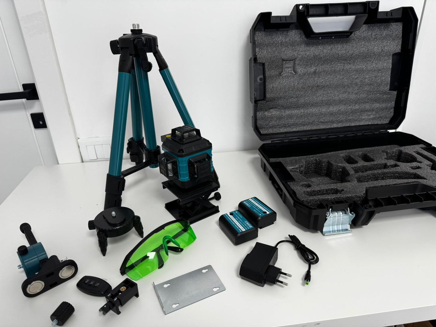 Nivel Laser 4D Profesional – 16 Linii, Auto-Nivelare, USB, 2 Baterii, Suport Ajustabil 1.2 m