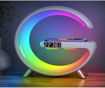 Stație multifuncțională cu încărcare wireless 15W, lampă LED RGB, boxă Bluetooth, ceas digital și sunete ambientale.