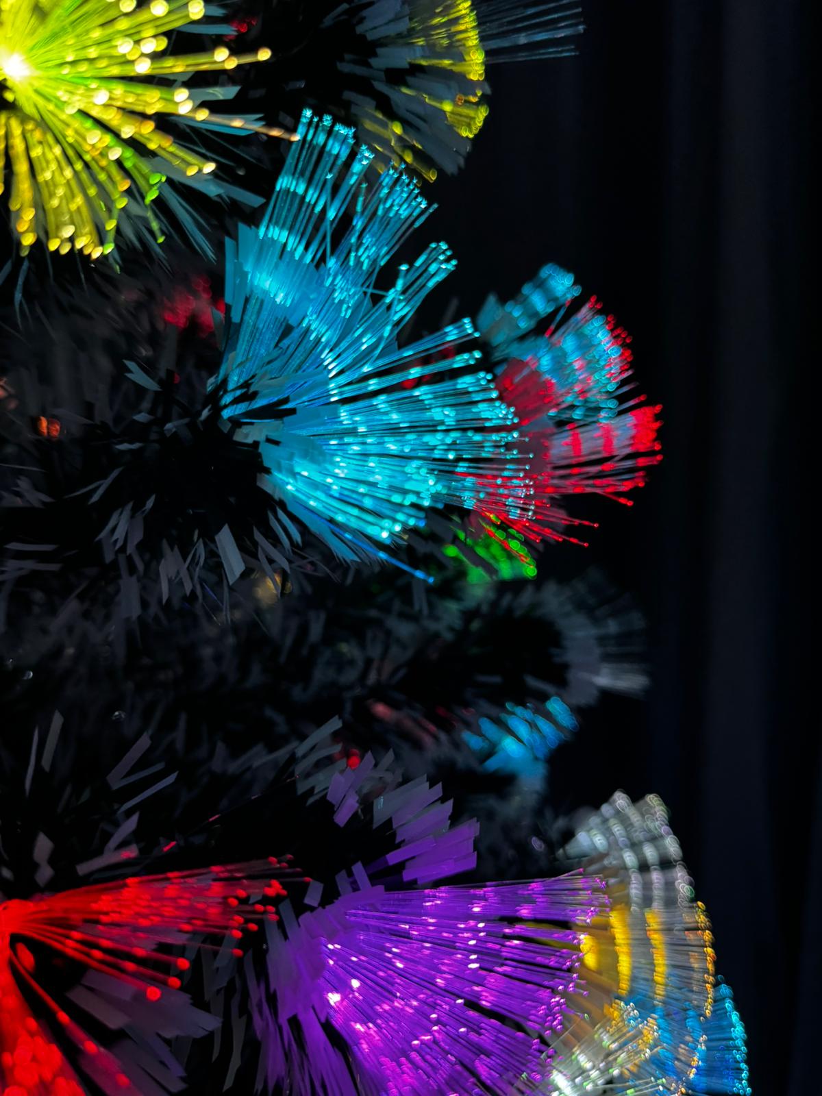 Brad Artificial 180 cm cu Fibră Optică & 200 LED-uri RGB – Aspect Nins, Suport Metalic, Transformator și Vârf Stea Incluse